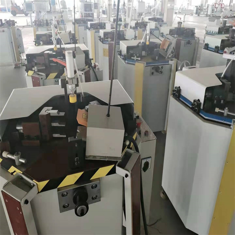 南京铝门窗机器厂商 一站式设备供应与包培训，助力门窗制造加工升级